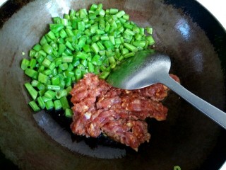酱香肉沫四季豆,四季豆翻炒至断生,把四季豆铲到一边放入肉沫翻炒