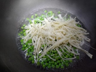 翡翠蛋花肉,锅内放入适量热水,放入豌豆米。金针菇。加入适量色拉油。盐,鸡精,白胡椒粉。煮下。