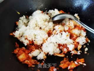 辣白菜炒饭配上菠菜皮蛋粉丝汤，一顿简单好吃的午餐就解决