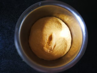 千层手撕南瓜馒头,面团2倍大,里面呈马蜂窝状,用手指插进去不回缩不塌陷表示已经发酵好,这个天一个多小时就可以发好。