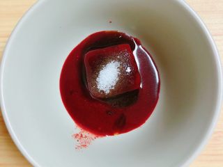 腐乳菜花,做酱汁,玫瑰腐乳中放入白糖、蚝油。