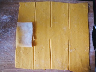 千层手撕南瓜馒头,向右折,然后再各1/3处上下折叠。