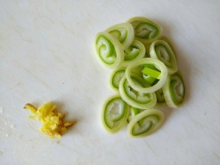 酱香肉沫四季豆,葱切圈,姜切沫
