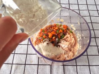 宝宝辅食10M➕:豆腐蔬菜条,加入30G面粉,一起搅拌均匀(1岁以内宝宝用虾皮粉调味,1岁以上宝宝可以用盐调味)