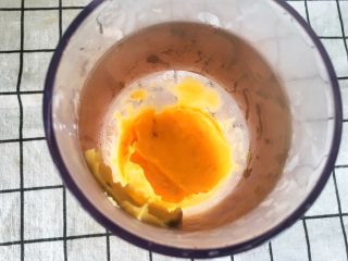 宝宝辅食10M➕:胡萝卜土豆浓汤,加入少许牛奶,用料理棒搅打成糊