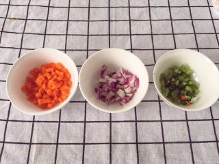宝宝辅食10M➕:豆腐蔬菜条,洋葱、胡萝卜和青椒分别切碎备用