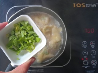 #宝宝辅食#补锌青口馄饨,出锅前撒入芹菜末搅拌均匀即可