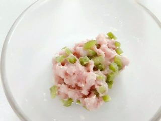 宝宝辅食：豆腐箱（肉末酿豆腐）,在猪肉糜中加入适量玉米淀粉和一点点盐腌制片刻，然后加入青椒丁搅拌均匀备用。》青椒可换成香菇，然后加入一点虾米。