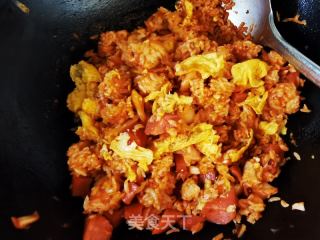 辣白菜炒饭配上菠菜皮蛋粉丝汤，一顿简单好吃的午餐就解决