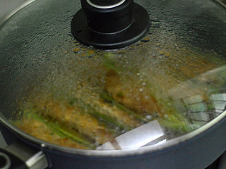青椒酿肉,盖上盖子,转小火闷一会