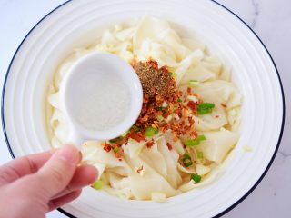 饺子皮油泼面,加入白糖