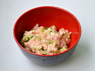 青椒酿肉,放入碗中,加入葱姜蒜