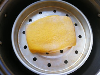 千层手撕南瓜馒头,锅里烧温水关火,放入生馒头胚进行二次发酵,约15分钟,再开大火蒸12分钟关火不开盖,焖3分钟,取出放凉切成自己喜欢的形状即可。