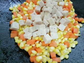 海苔时蔬三宝,最后放入肉饼翻炒