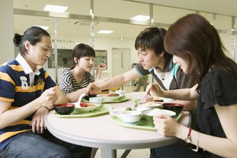 吃饭不宜吃太过饱_吃饭不能太饱对人不能太好