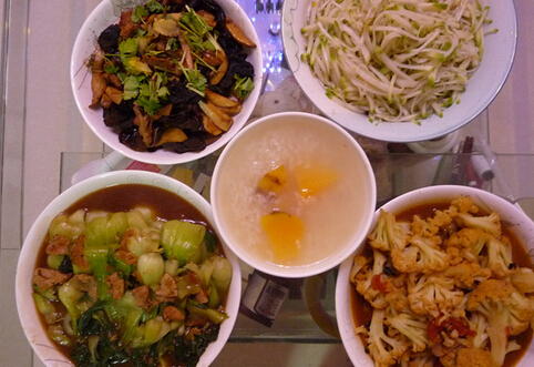 晚餐不宜狂饮暴食