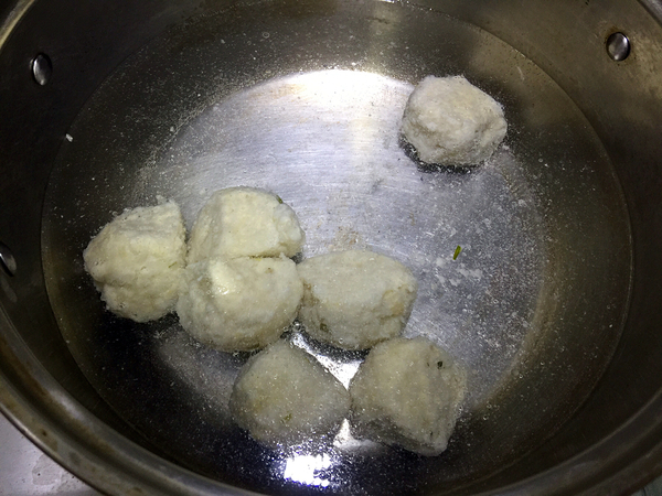 吃了让人暖和的鸡蓉豌豆和青菜豆腐丸子汤怎么做