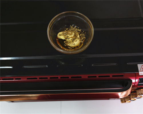 鲜艳油亮，外皮烤的酥脆可口的圣诞烤鸡的制作方法