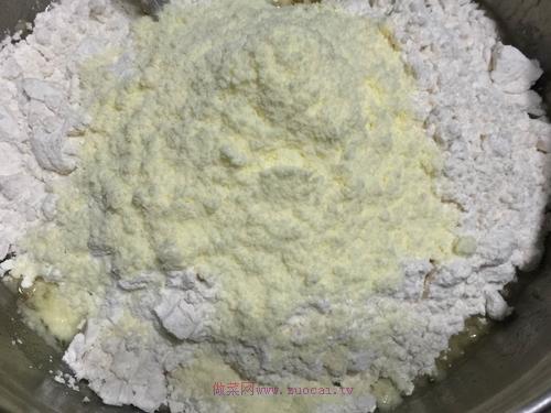 色泽金黄、口感酥脆、香气扑鼻的蔓越莓形状饼干的做法