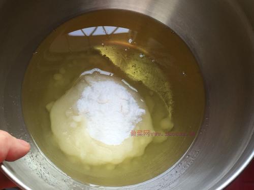 色泽金黄、口感酥脆、香气扑鼻的蔓越莓形状饼干的做法
