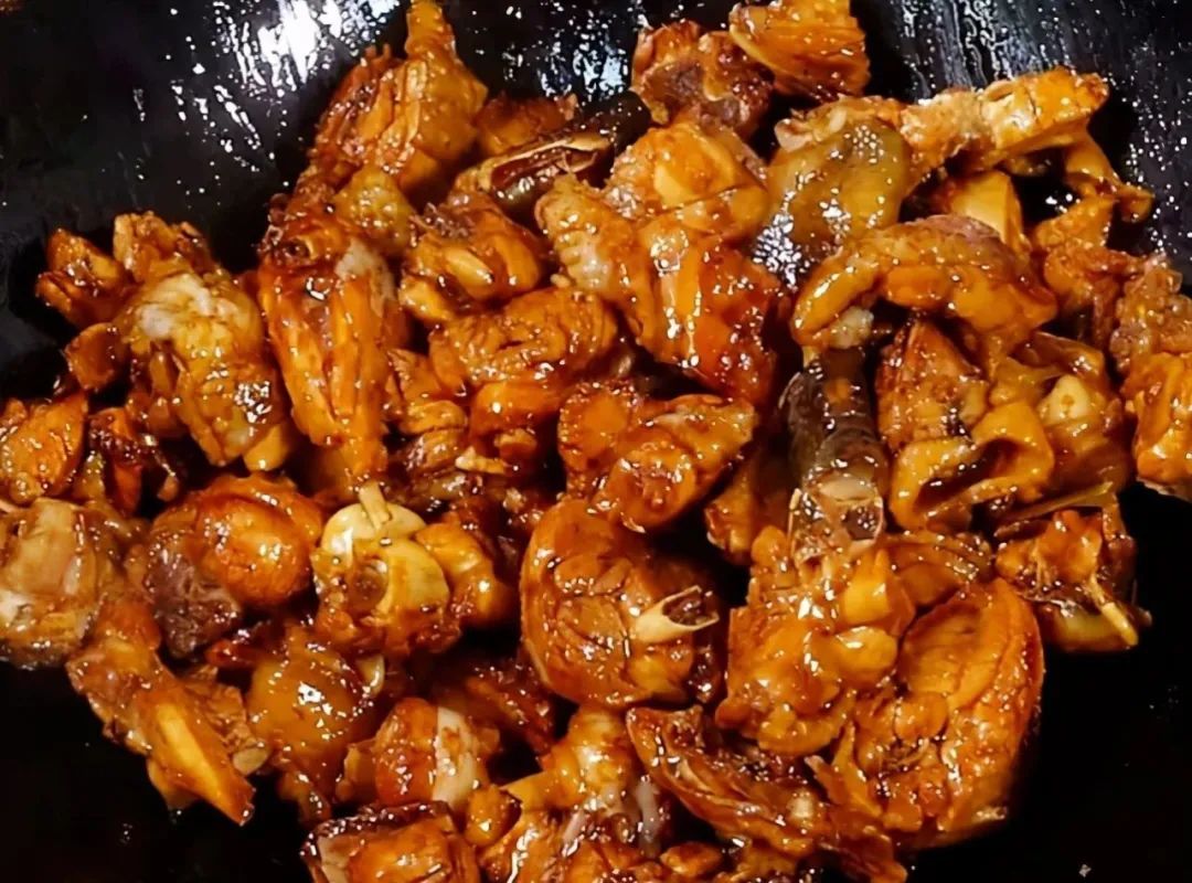 成品靓丽、肉质滑嫩、香气浓郁、劲道有韧劲的黄焖鸡的做法