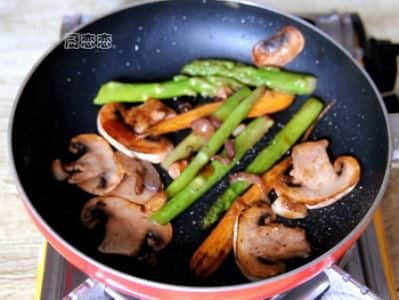 教你如何做鲜嫩美味，酱香多汁的黑椒牛排