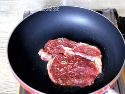 教你如何做鲜嫩美味，酱香多汁的黑椒牛排