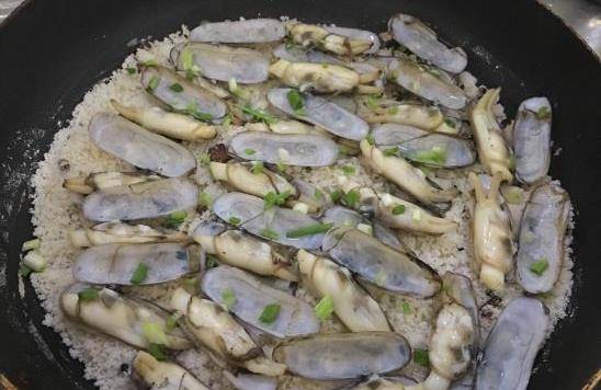 肉鲜嫩且肥厚的蛏子怎么做好吃的食谱之盐焗蛏子