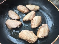 色泽金黄，香浓滋味让你过足瘾的蚝油焗鸡翅的做法