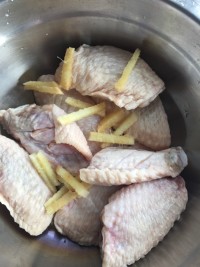 色泽金黄，香浓滋味让你过足瘾的蚝油焗鸡翅的做法