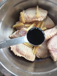 色泽金黄，香浓滋味让你过足瘾的蚝油焗鸡翅的做法