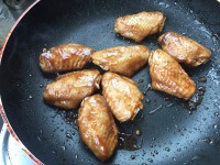 色泽金黄，香浓滋味让你过足瘾的蚝油焗鸡翅的做法