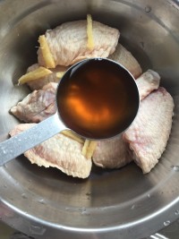 色泽金黄，香浓滋味让你过足瘾的蚝油焗鸡翅的做法