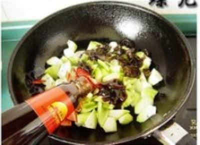 丝瓜怎么样做才好吃之青红椒木耳蚝油炒丝瓜
