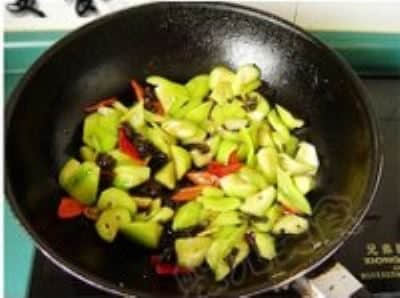 丝瓜怎么样做才好吃之青红椒木耳蚝油炒丝瓜