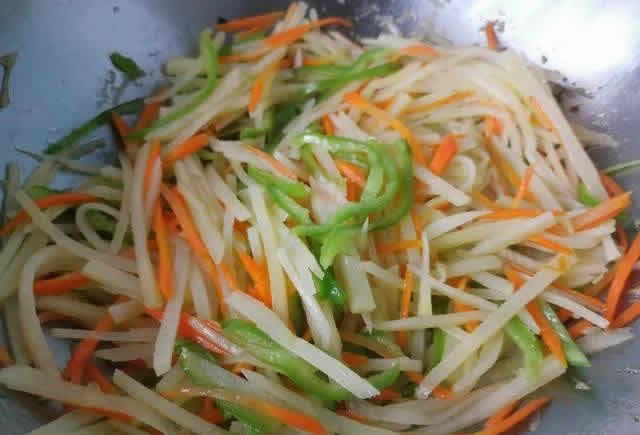 又软又糯，小朋友超喜欢吃的土豆丝饼的做法介绍