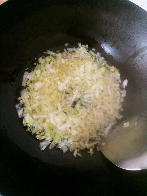 皮薄馅大，鲜香味美的胡萝卜猪肉包子的做法
