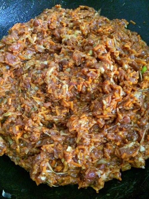 皮薄馅大，鲜香味美的胡萝卜猪肉包子的做法