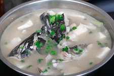 鱼头豆腐汤的家常做法_鱼头豆腐汤怎么做好吃又简单