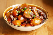 肉质软烂入味，汤汁浓郁下饭的土豆炖排骨的家常做法