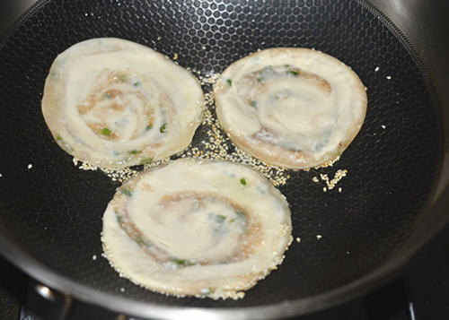 葱油酥饼制作方法，家中最快普通的面粉制作而成