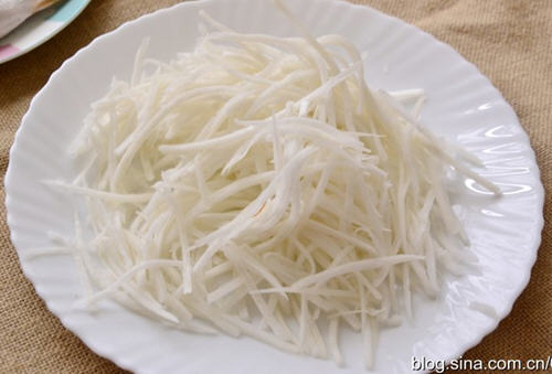 萝卜丝春只鱼汤，老少都合适，吃了也不会发胖