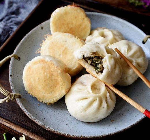 不用蒸锅的茴香肉包子，一咬就能流汁香喷喷的非常好吃