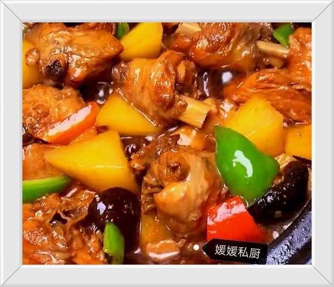黄焖鸡的家庭制作方法，入味的鲜嫩鸡肉，搭配软糯的土豆和香菇