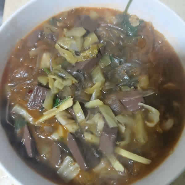 酸菜鸭血粉丝汤的做法，味感更强，吃起来也更加下饭