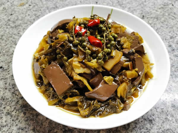 酸菜烧鸭血浓香扑鼻，鸭血嫩嫩的，没有一点腥味