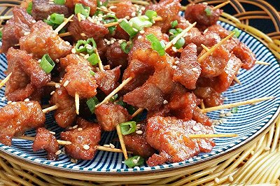 酥香麻辣咸甜的牙签肉可以当做零食来吃