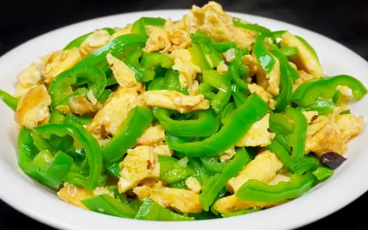 青椒炒鸡蛋的做法，鸡蛋滑嫩入味，青椒清脆又入味