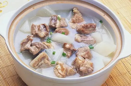 萝卜排骨汤，有萝卜的清甜，又有排骨的肉香