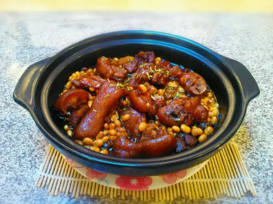 高压锅黄豆炖猪蹄，一道简单却营养丰富的菜肴
